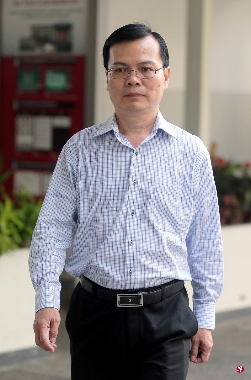宏茂桥市镇理事会前总经理黄志明涉嫌在两年内接受一名公司董事10万7000元的贿赂，作为协助对方取得生意上的好处，今天被控上国家法院。（海峡时报）