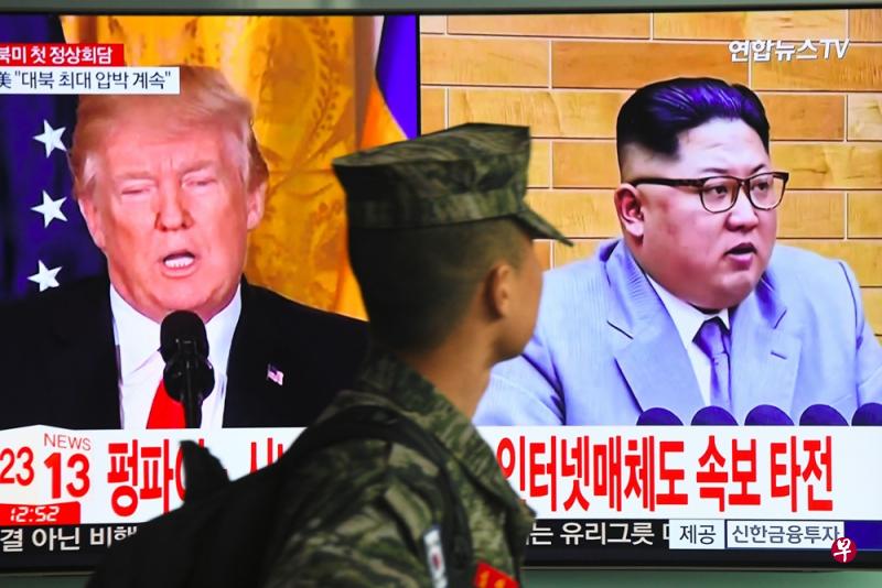 一名韩国士兵正观看电视播放，有关美国总统特朗普与朝鲜最高领导人金正恩可能举行会谈的消息。（法新社）