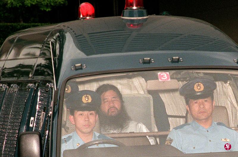 日本邪教奥姆真理教教头麻原彰晃在1995年被送往东京地方法庭接受询问。（法新社）
