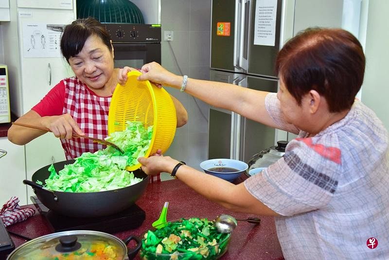 梁彩翠（面向镜头者）每两周一次为中心内的康复者准备午餐。（西北社区理事会提供）
