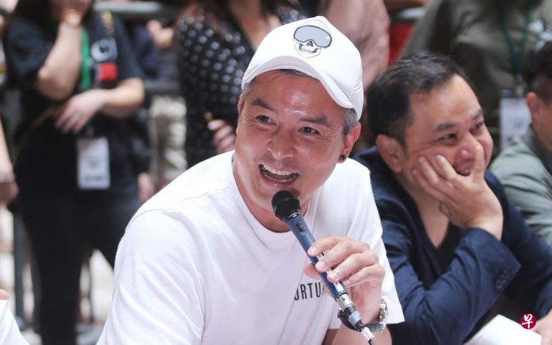 李铭顺（左）审视新人不留余地。（林国明摄）