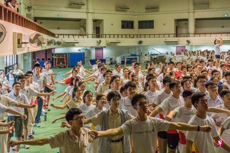 新生认真向学长学姐学习SODACHE。