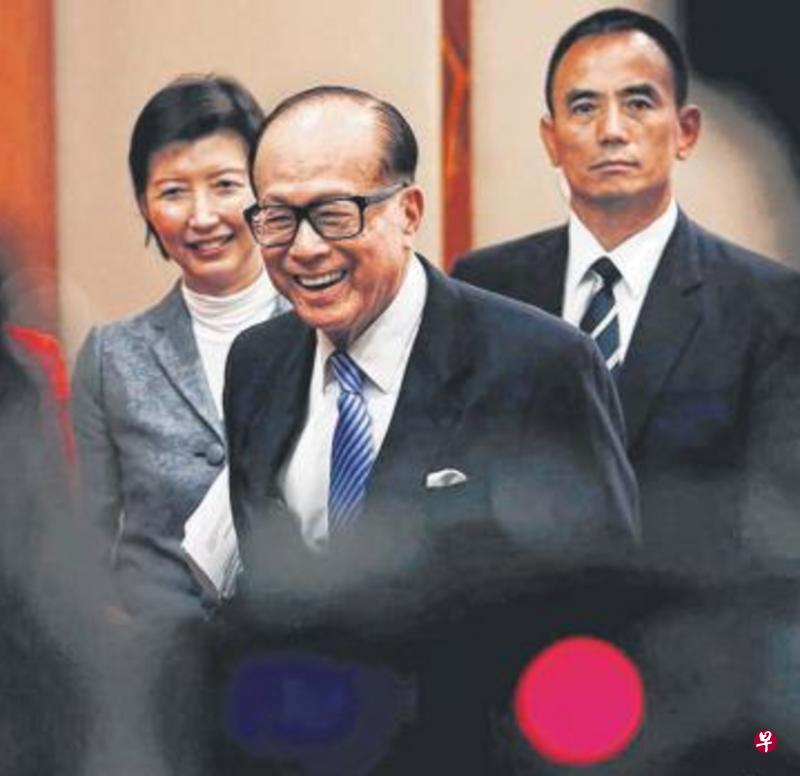 李嘉诚神情愉悦，宣布退休。（档案照片）