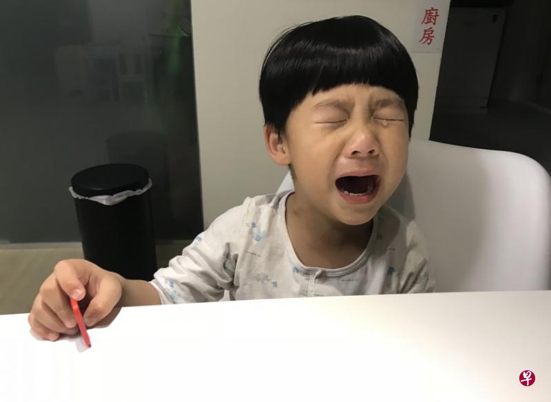 孩子临睡前哭求要吃海苔，在妈妈“温柔坚持”下学会什么叫信守承诺。