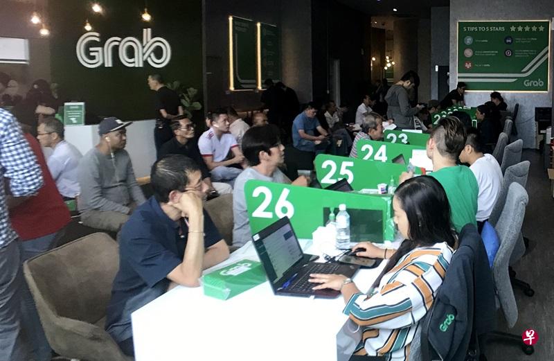 Grab总部今早出现至少300人，发言人重申，他们目前专注于确保司机获得所需的支持，能无缝隙地使用Grab。（曾美玲 摄）