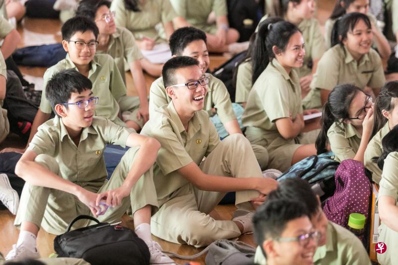 思励中学的学生被台上诙谐有趣的表演，逗得笑开了怀。