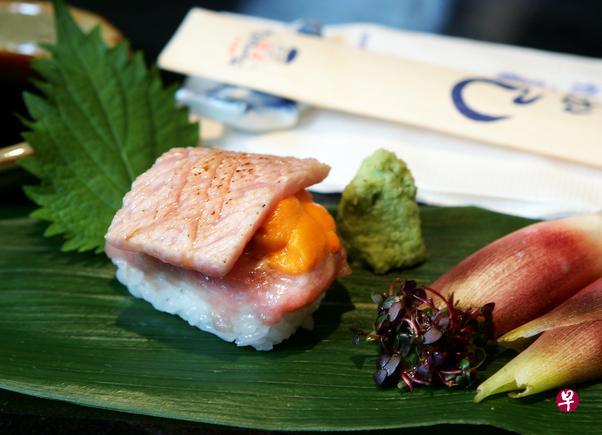 Akashi　　每天从日本进口新鲜食材，打造超过100道菜肴。食客可选吃套餐，单点或“由厨师做主”（omakase），根据当日食材来烹煮佳肴。Orchard Parade Hotel 1 Tanglin Rd #01-01A S247905电话：67324438