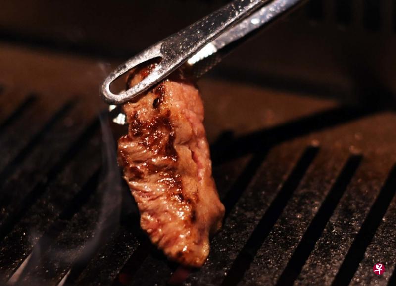 烧肉矢泽　　"Yakiniku"是日式烤肉的意思，烧肉矢泽（Yakiniku Yazawa）作为数一数二的日式烧肉店，从肉质、调味、刀工到烤法，每一项都非常考究，以彻底带出牛肉的鲜甜美味。11 Unity St #01-01 Robertson Walk S237995 电话：62352941