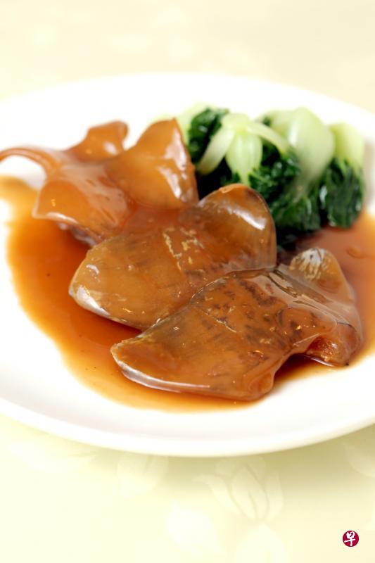 利宝饭店　　餐馆主打粤菜，创办人兼总厨陈进发把香港古早菜稍加变化带给新加坡食客，家常味中见诚意。受欢迎菜肴包括猪肺杏仁汤、鲍汁焖鳄鱼背和松露油芋丝。8-10 Geylang Lor 3 S388862电话：67486618
