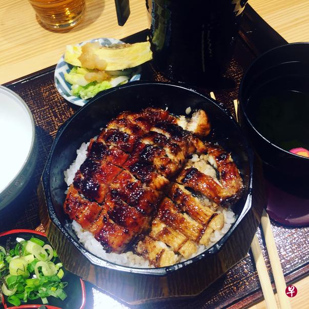 鳗满　　　这家餐馆由著名日本厨师山下哲平开创，招牌菜包括“hitsumabushi”套餐，有三种吃法的鳗鱼丼饭，以及烤鳗鱼肝、蒲烧鳗鱼、白烧鳗鱼和醋拌鳗丝黄瓜等。1 Keong Saik Rd #01-01 S089109 电话：62220678