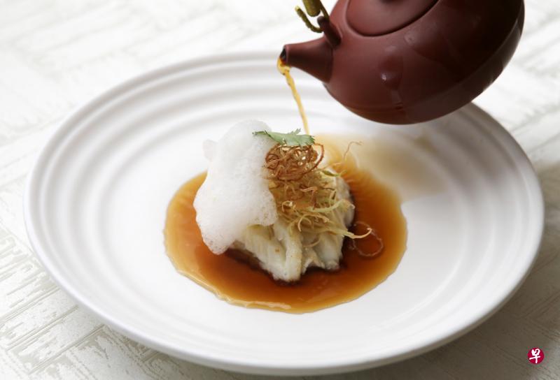 桃苑　　餐馆菜单丰富多元，包括多款经典招牌菜，包括：柚子酱炸鲈鱼扒、南非八头鲍鱼伴黑金面、奶香老虎虾拼芦笋、XO酱带子拼香脆莲藕片、油浸笋壳鱼等。65 Chulia St #33-01OCBC Centre S049513电话：65357833