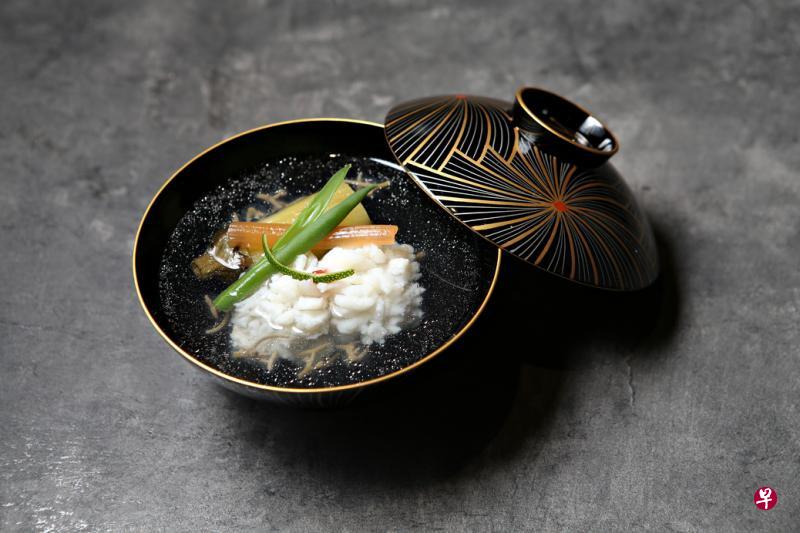 旬水割烹　　旬水割烹（Kappo Shunsui）以私房菜馆形式运作，总厨创办人渡边智之为食客现场烹制时令菜色，搭配特选清酒。渡边每天从东京筑地渔市场购入最新鲜和特别的食材，让食客每次上门，都尝到不同鲜味。5 Koek Rd #04-02 Cuppage Plaza S228796电话：67320192