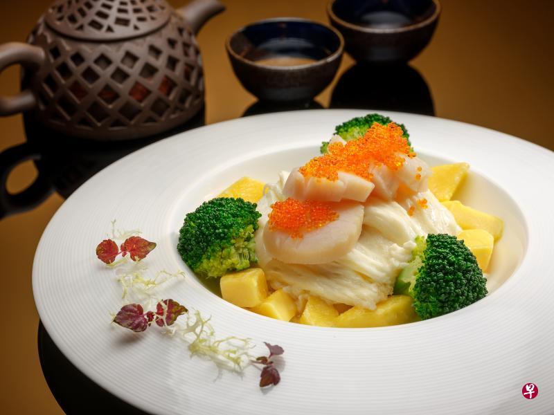 万豪轩中餐馆　　主打的粤式佳肴包括：风味肉松脆鱼皮、金砖豆腐伴黑菌沙拉酱、玫瑰蜜卤鸭翅等。单点菜式有龙虾虫草花芙蓉清鸡汤、香芒玉带炒鲜奶等。Marriott Tang Plaza Hotel320 Orchard Rd L3 S238865电话：68314605