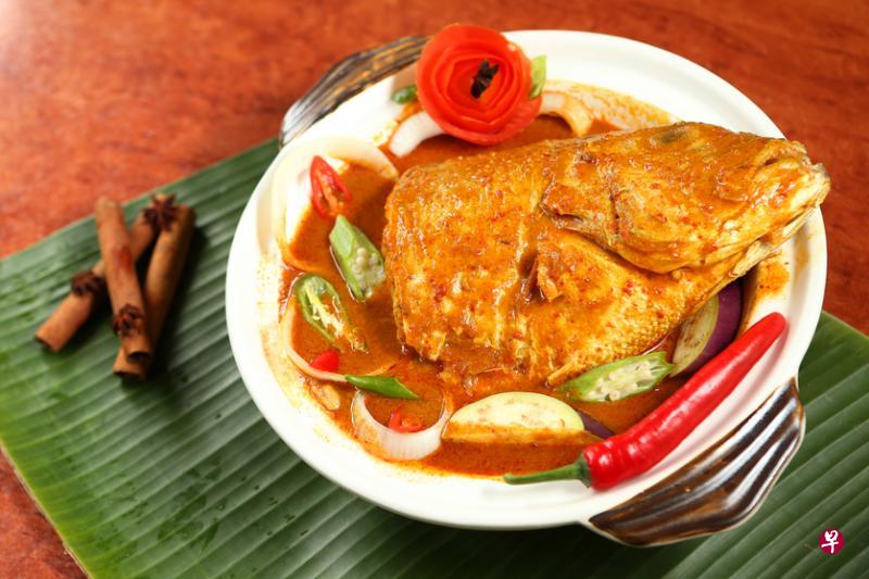 Samy's Curry　　这家由M.Veerasamy创办的印度餐馆，是在登布西山营业最久的餐馆，招牌菜有干咖喱鸡和咖喱鱼头等。25 Dempsey Rd S249670电话：64722080　