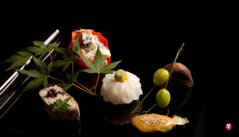 Kaiseki Yoshiyuki　　餐馆主打怀石料理，其料理过程不重复烹调方式，让食客在多道菜色中品尝不同烹饪技法的口感。583 Orchard Rd #B1-39 Forum The Shopping Mall S238884电话：62351088