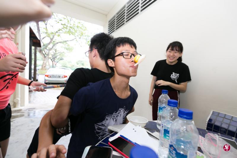 “鹰族之球”游戏考验组员间的协作能力。