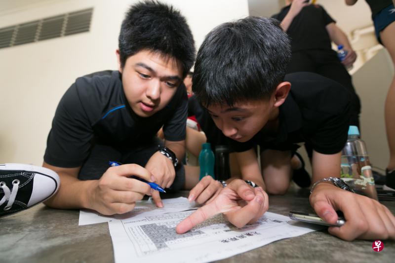新鹰围坐在一起 “烧脑”破解密码，只为找到鹰族之宝。