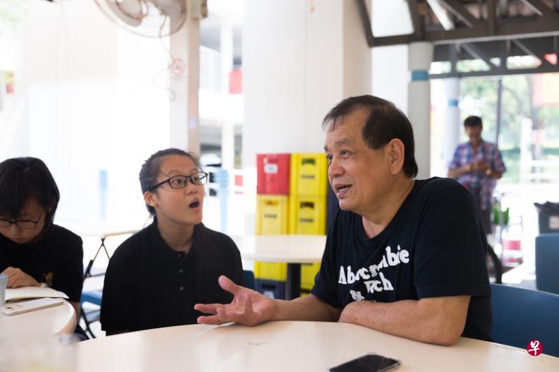 户外访问咖喱鱼头店店主郑臣雄，新鹰露出惊讶的表情。