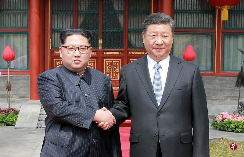 中国国家主席习近平（右）在钓鱼台国宾馆养源斋为朝鲜最高领导人金正恩设午宴。养源斋昔日是清代皇帝的行宫、皇家园林。“养源斋”三字为乾隆皇帝题写，目前专门接待访华的外国政要，并被视为最高规格的接待场地，因此也有“小中南海”之称。习近平还曾在此设宴款待国民党前荣誉主席连战、韩国前总统朴槿惠和美国前总统奥巴马等人。（朝中社）