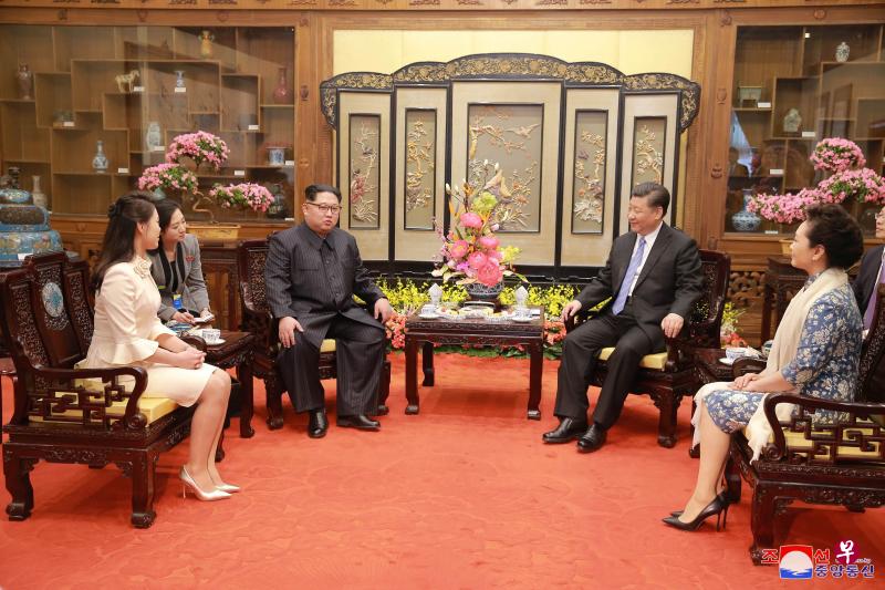中国国家主席习近平（右二）和夫人彭丽媛（右一）与朝鲜最高领导人金正恩（左二）和夫人李雪主（左一）会面。（档案照）