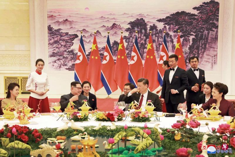 中国国家主席习近平（右二）和夫人彭丽媛（右一）为朝鲜最高领导人金正恩（左二）和夫人李雪主（左一）在人民大会堂设欢迎午宴并共同观看文艺演出。（朝中社）