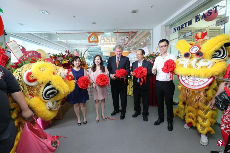 Ashley HomeStore旗舰店上周正式开幕，美国Ashley家具工业国际行销总裁查尔斯·斯潘（左三）和松下长城公司的管理层（左起）企业经理兼法律顾问梁俐温、副总裁兼执行董事许智晴、总裁梁添强，以及企业经理兼法律顾问梁伟文合照。（商家提供）