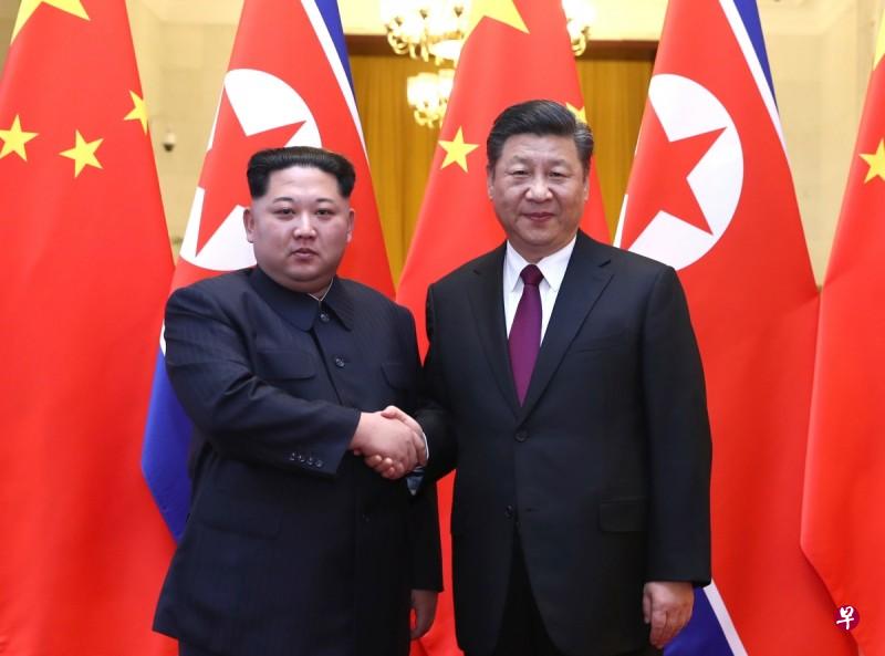 金正恩本周出乎意料对华进行首次访问并会见了习近平。部分舆论担心，习金会给接下来韩朝和美朝首脑谈判增加了变数。（新华社）