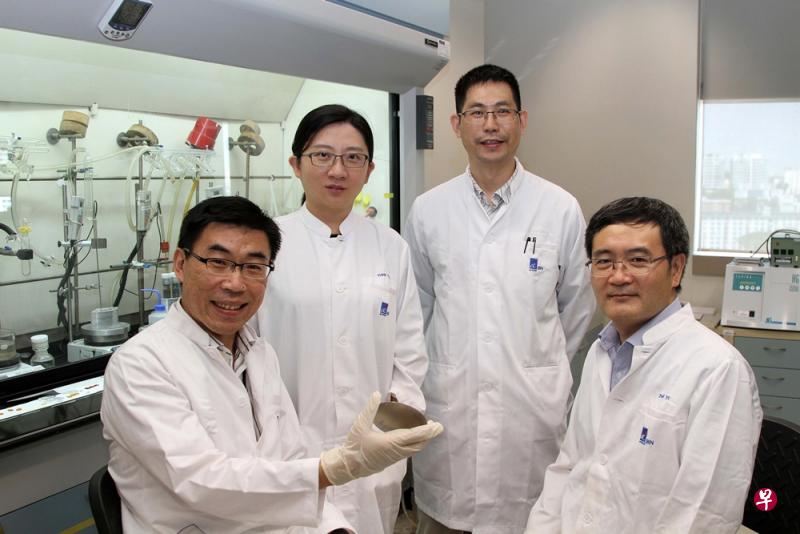 新加坡科技研究局生物工程与纳米科技研究院的这组研究人员发现，如果用氧化锌制成纳米柱，用在人们经常接触的地方，就能有抗菌的效果。（生物工程与纳米科技研究院提供）