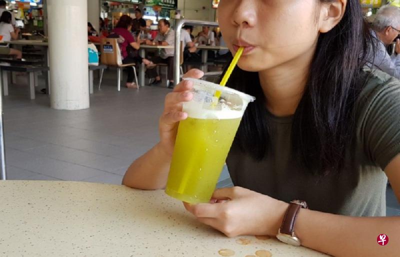 甘蔗水一杯起价两角。（洪璐华 摄）