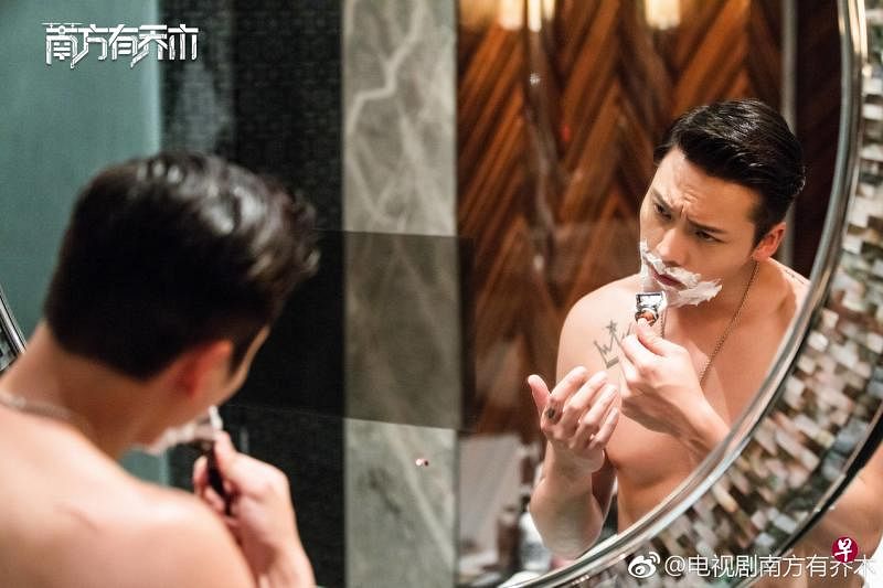 《南方有乔木》第一场戏就让陈伟霆裸着上身在浴室刮胡子。