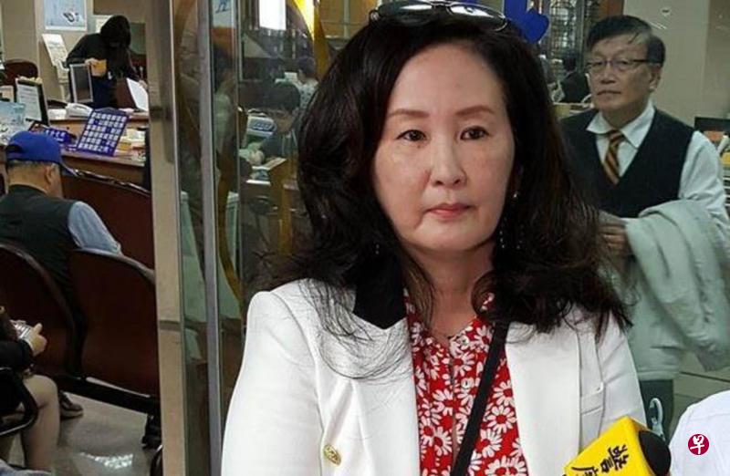 李文发现父亲李敖的长眠地对面竟是李敖的死对头。（互联网）