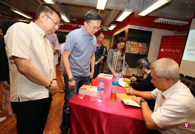 两位作者为读者在作品上签名。