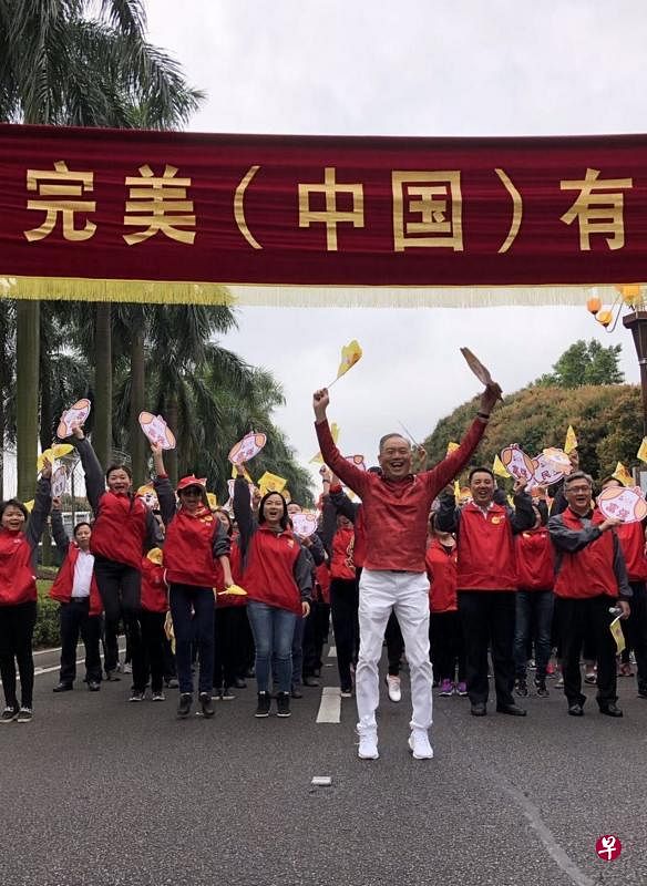 完美公司20多年来为慈善累计捐出近7亿元人民币善款，以实际行动回馈社会。图为许国伟（前中）带领员工参与广东中山市的“慈善万人行”活动。（受访者提供）