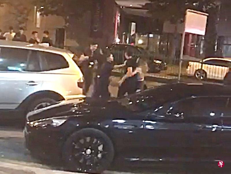 大批警员抵达现场，超过20公众围观。（取自网络）