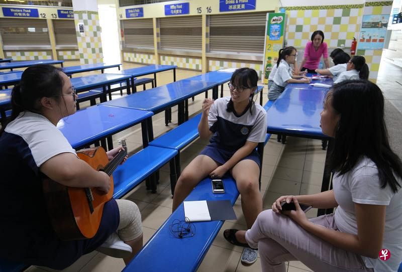 ↑↓听了导师的讲解，学生午后在德明政府中学校园各处开始写歌。