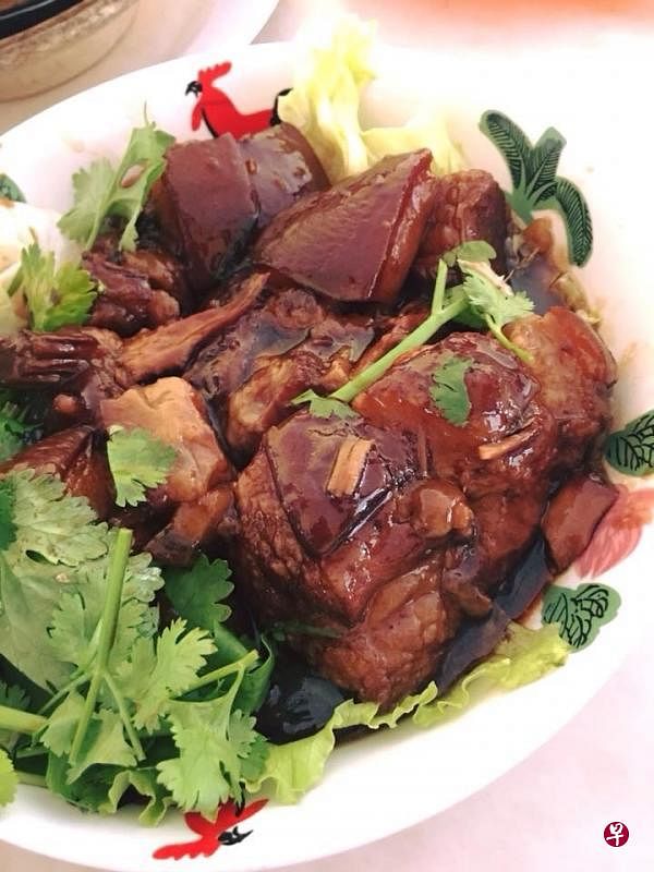 在务边吃到极品东坡肉（左）和清蒸金凤鱼。（林方伟攝）