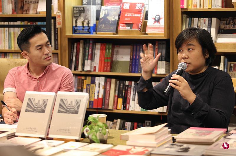 导演邓宝翠（右）畅谈《我们唱着的歌》的成书过程。左为主持人陈宇昕。