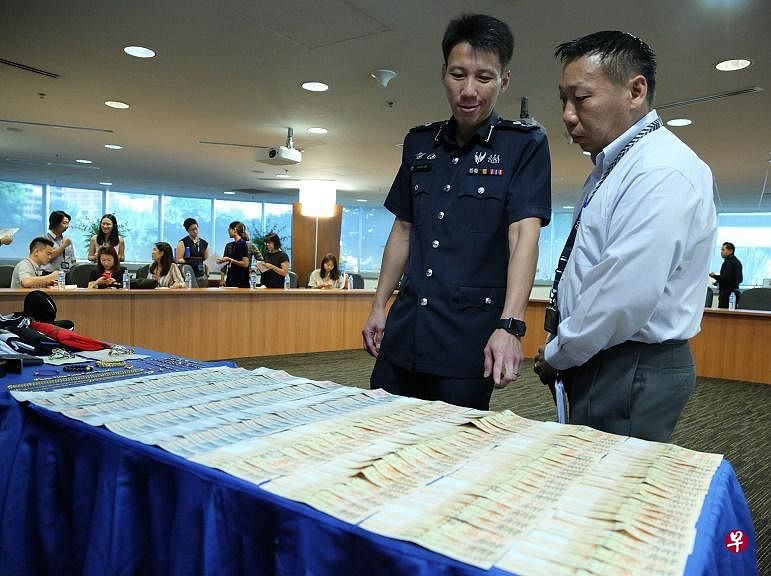 警方召开记者会公布详情，并展示起获的赃物及赃款。 