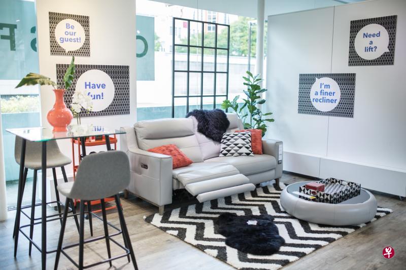 这款电动双人皮革躺椅装有USB插口，既窝心又实用。