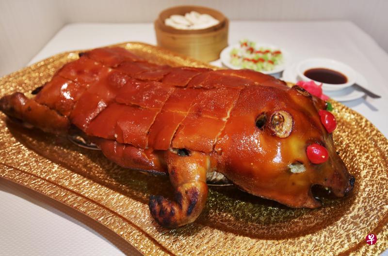 外皮油亮酥脆，入口满嘴溢香的片皮乳猪。