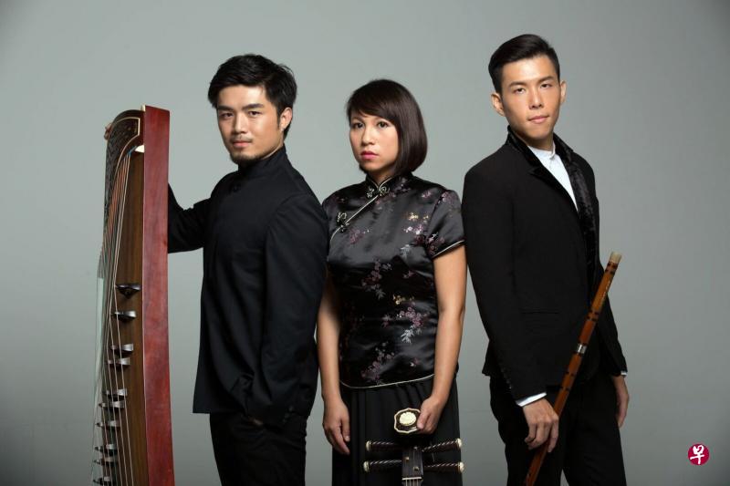 “三个人”室内乐团曲风多样，左起古筝音乐家郭岷勤、中阮音乐家潘宜彤和笛箫音乐家任重。