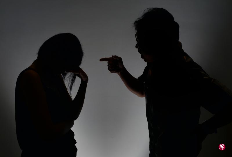 近来，我的工作不稳定，似乎被父亲感染，情绪不好时，粗话脱口而出，我的妻子竟然要离家出走，说无法跟我这个不知羞耻的人相处下去。我应该如何面对父亲和妻子？（档案照）