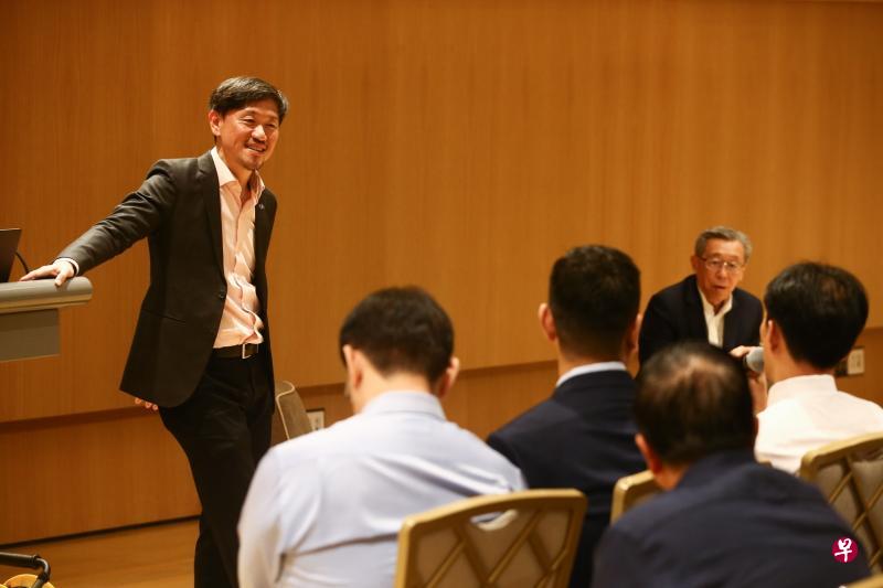 新加坡报业控股副执行长陈康威（左一）在通商中国沙龙中，与约50名受邀参与者交流。面对镜头坐者是主持人许廷芳律师。（陈斌勤摄）