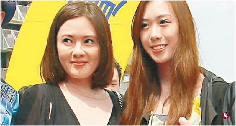 李丽珍爱女（右）是长腿美女。（互联网）