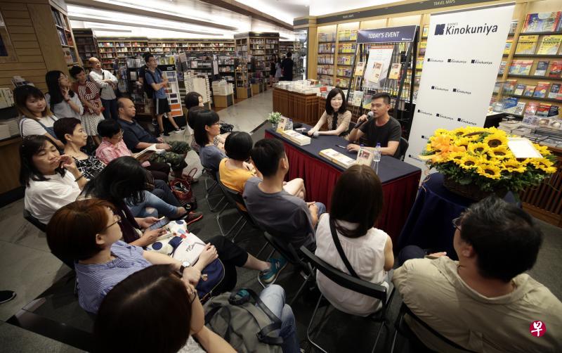叶孝忠上周六在纪伊国屋书店举办分享会，还有粉丝送上向日葵花篮祝贺。