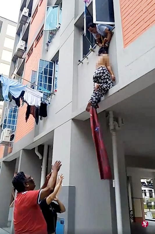 阿斯曼紧抓“掉”到二楼的女佣。（取自面簿）