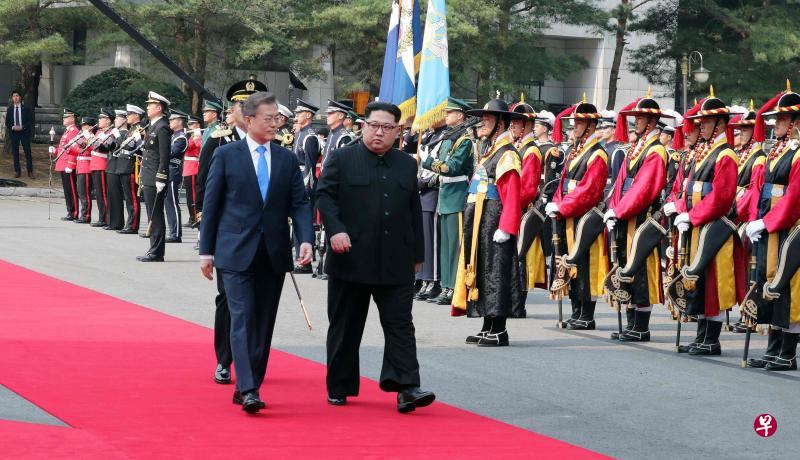 金正恩是第一个踏上韩国领土的朝鲜最高领袖，也是第一个得以检阅韩国三军仪队的朝鲜领导人。（法新社）