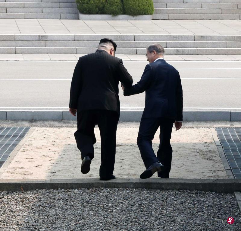 文在寅说：“你来到南方，不知我何时能到北方？”金正恩马上说：“那现在就去吧。”于是两人转身携手“往北”跨越分界线，踩上朝鲜土地之后再跨回来。这是一段完全不在计划中的插曲。（法新社）