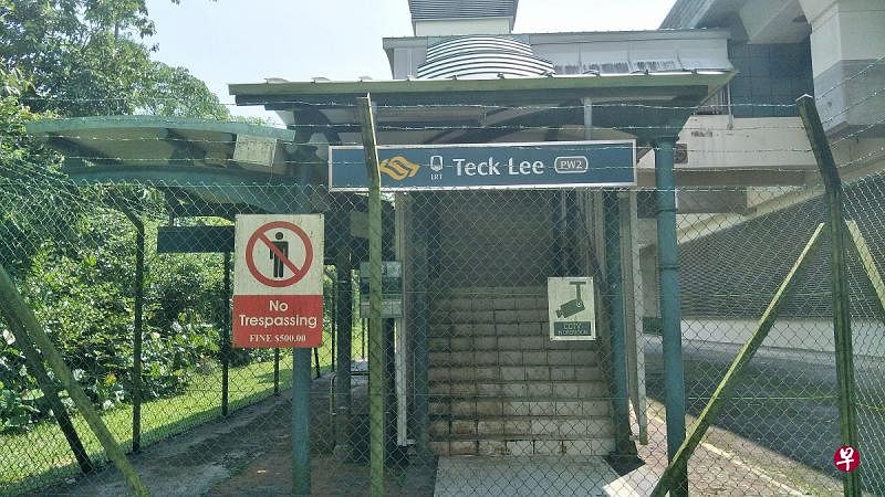 轻轨站周围被围上篱笆，公众无法进入。