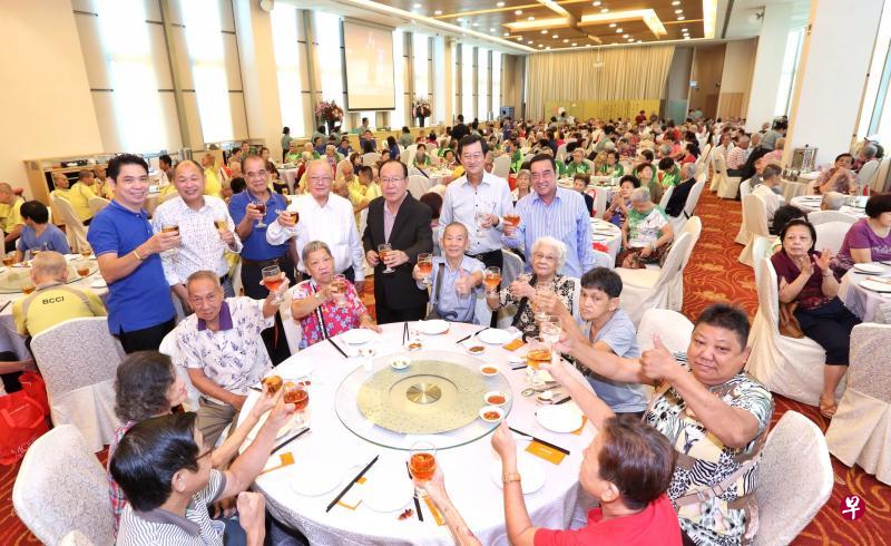 众弘福利协会秘书长林胜来（站立者左起）、陈泉安、众弘福利协会主席林江存、黄南德、黄海庆、陈亚树和醉花林司理陈可成与乐龄人士共度愉快下午。（陈福洲摄）